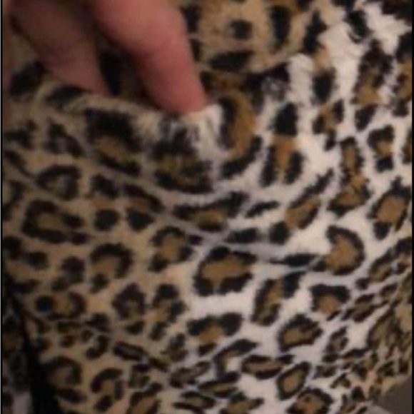 Beautiful girls leopard faux fur coat sz. 14/16 w/ quilted pink satin lining - Picture 5 of 5